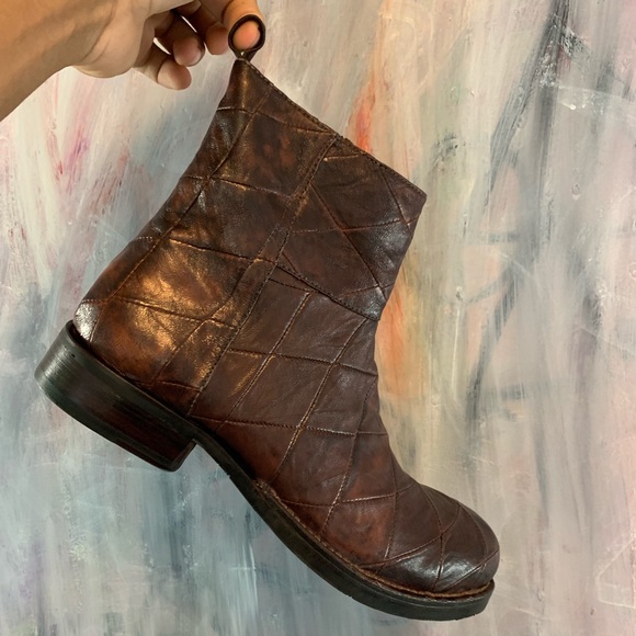 PAWELK’S CROSS PATTERN STITCHED LEATHER BOOTS